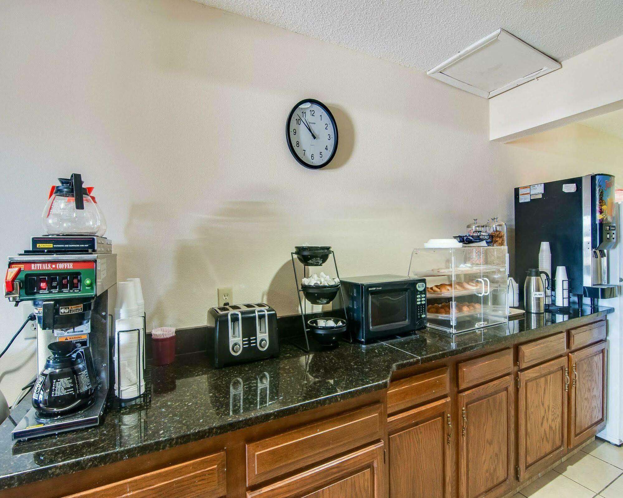 Econo Lodge Glade Springs I-81 Exteriér fotografie